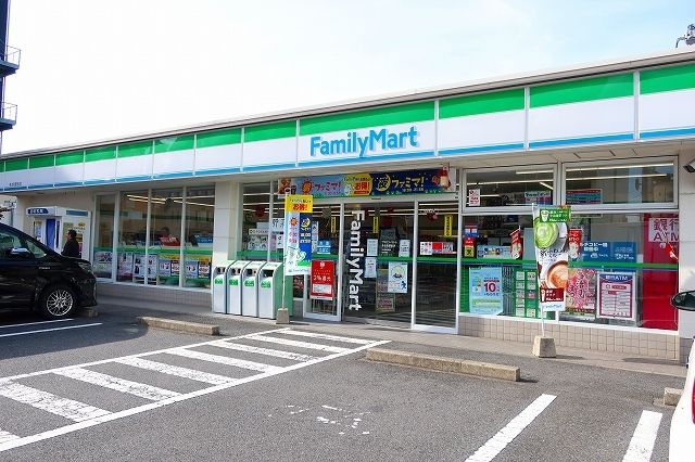 コンビニ　ファミリーマート（コンビニ）まで400m