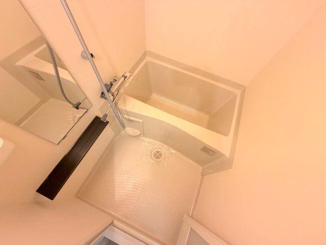 バス・シャワールーム　広めのお風呂は一日の疲れを癒してくれます。