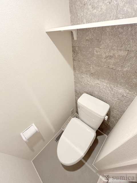 トイレ　人気アイテムの温水洗浄便座。清潔感のあるトイレです。