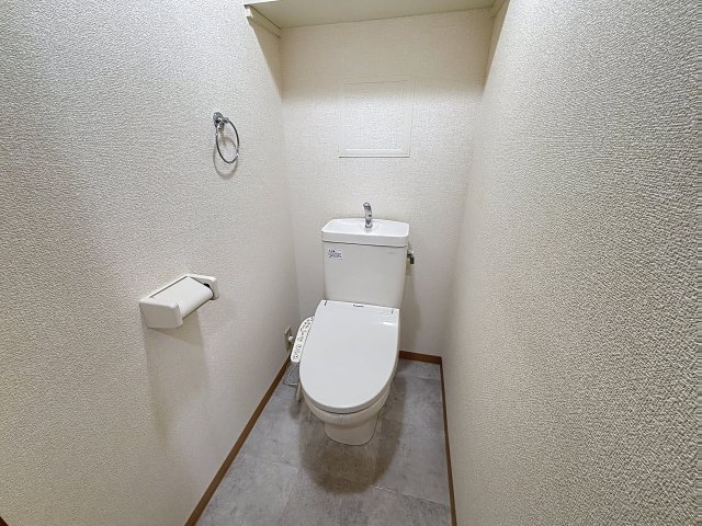 トイレ　掲載写真は同型モデルを掲載しており実際のお部屋と仕様等が異な