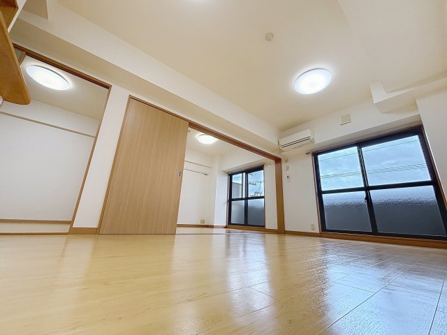 居室・リビング　掲載写真は同型モデルを掲載しており実際のお部屋と仕様等が異な