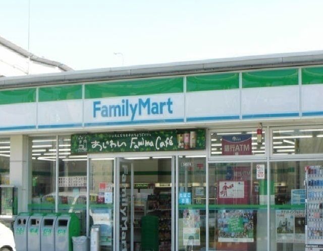 コンビニ　ファミリーマート（コンビニ）まで300m