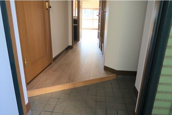玄関　※写真は同じマンションの違う部屋のものになります。