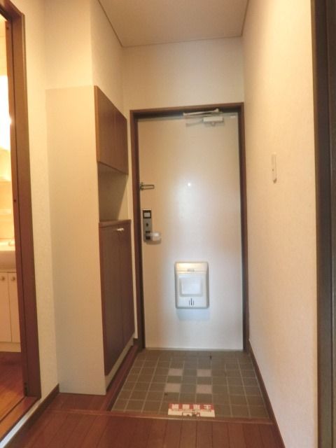 玄関　玄関にはシューズボックスがあります