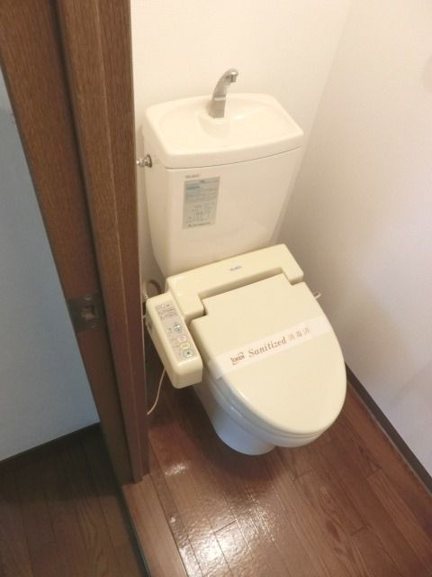 トイレ　温水洗浄便座付きのトイレです