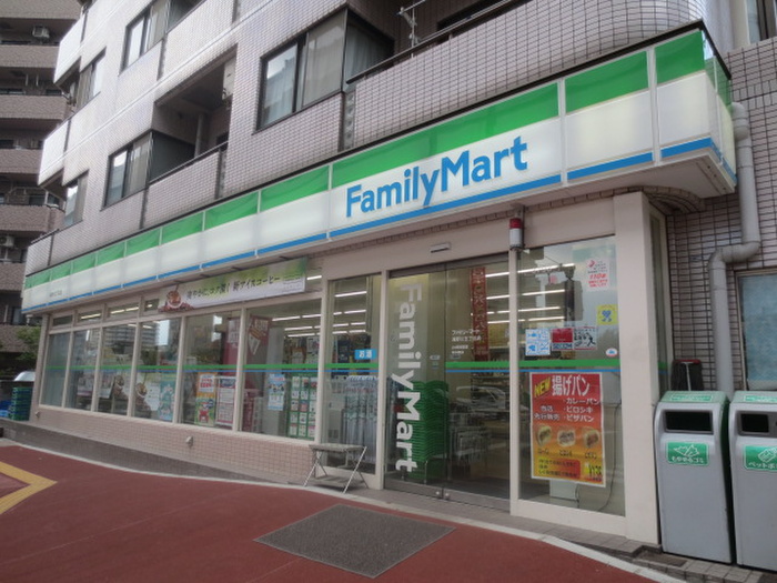 コンビニ　ファミリーマート（コンビニ）まで150m