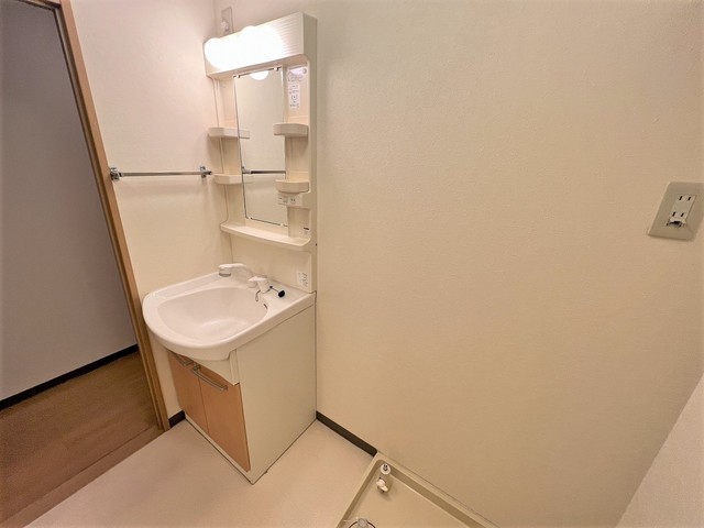 洗面設備　※間取りの異なる別部屋の参考写真です。