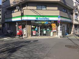 コンビニ　ファミリーマート 四谷若葉店（コンビニ）まで557m