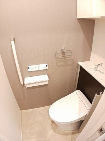 トイレ　落ち着いた色調のトイレです