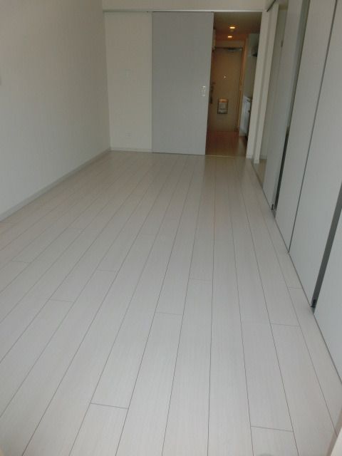 その他部屋・スペース　バルコニー側から見た居室