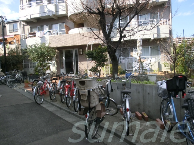 その他共有部分　建物入口に駐輪スペース！