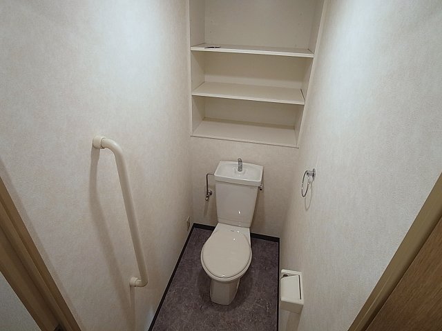 トイレ　トイレに上部収納棚がございます