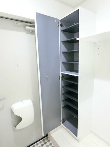玄関　収納豊富なシューズボックスです♪