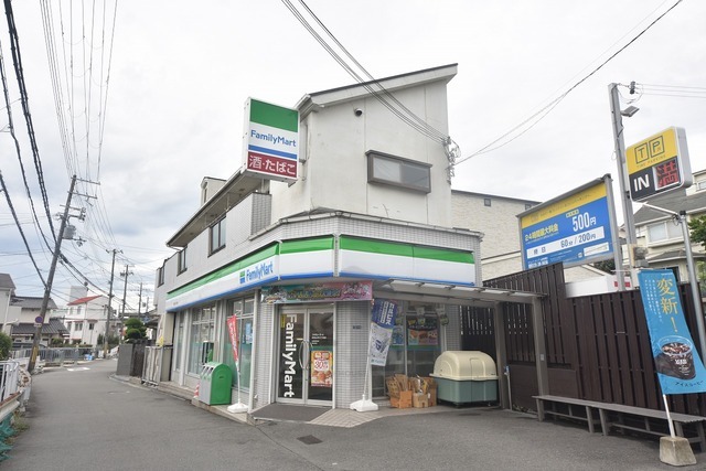 コンビニ　ファミリーマート　豊津駅前（コンビニ）まで582m