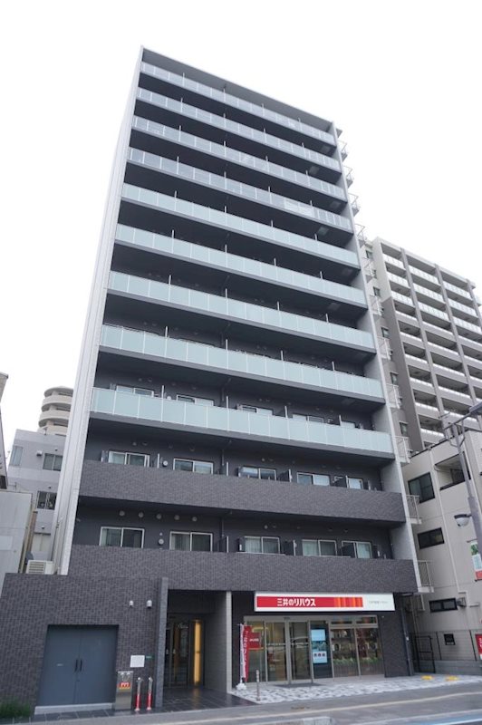建物外観　草加駅徒歩３分（240ｍ）
