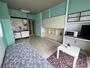 居室・リビング　洋室　エメラルドグリーンのアクセントクロスのお部屋です