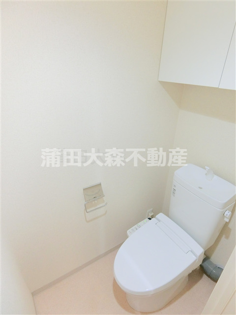 トイレ　棚収納+温水暖房便座付きのトイレ