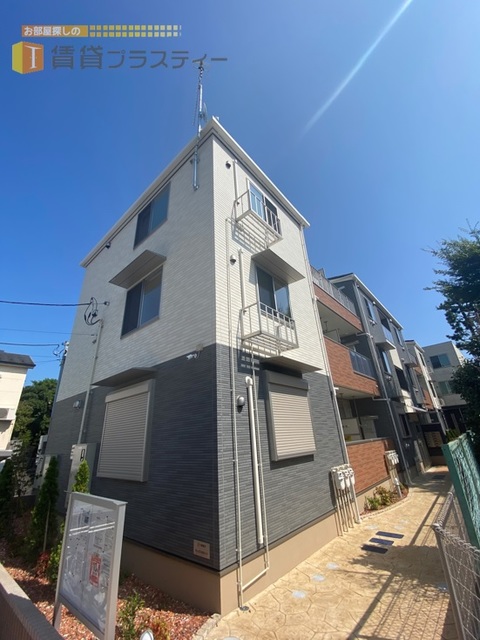 建物外観　色の使い方がお洒落で目を惹きますね。