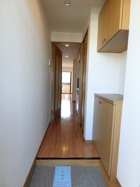 玄関　別のお部屋の写真になります。