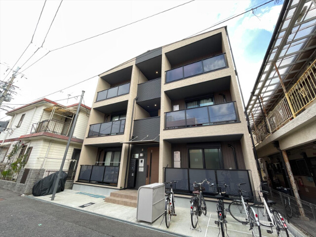 建物外観　落ち着いた色合いのお部屋
