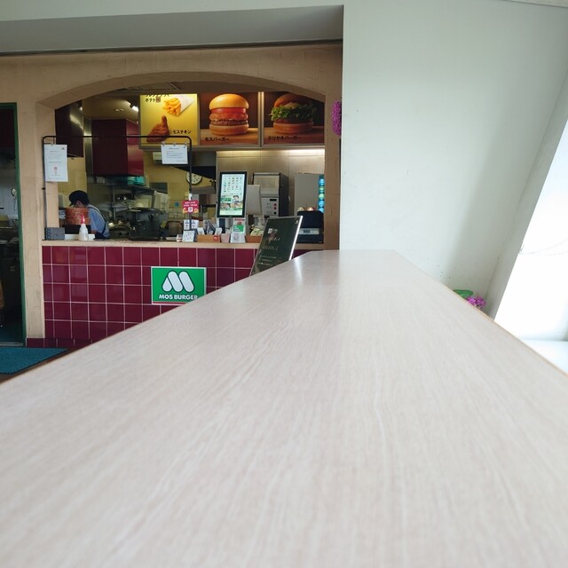 飲食店　モスバーガーパブリック四谷区民センター店（飲食店）まで199m