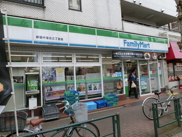 コンビニ　ファミリーマート（コンビニ）まで200m