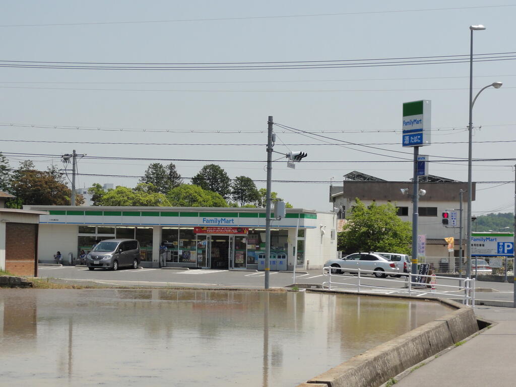 コンビニ　ファミリーマート八本松飯田店（コンビニ）まで408m