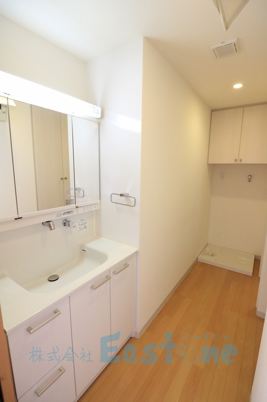 洗面設備　広々脱衣所にワイドな洗面台付きで快適な水回りが魅力的♪