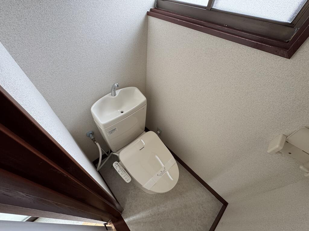 トイレ　窓もウォシュレットも付いております♪