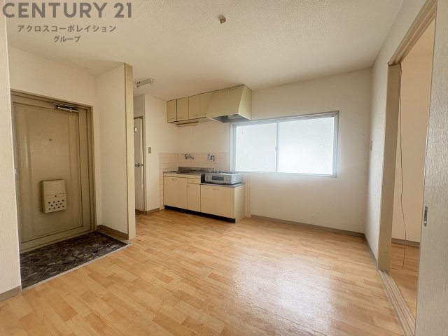 居室・リビング　隣の洋室と合わせて広々と使用できるリビングです