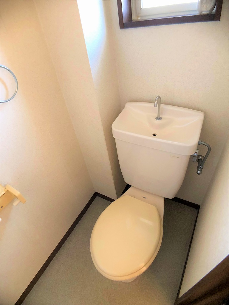 ＪＲ予讃線 新居浜駅 徒歩42分 2階建 築28年のトイレ写真