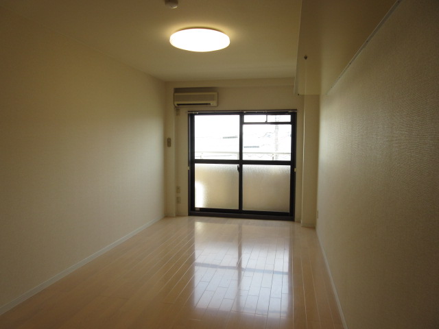 居室・リビング　10帖洋室、南向き明るいお部屋です