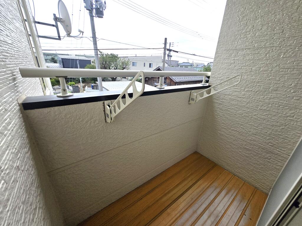 バルコニー　屋根が出ていますので少しの雨なら大丈夫かと思います
