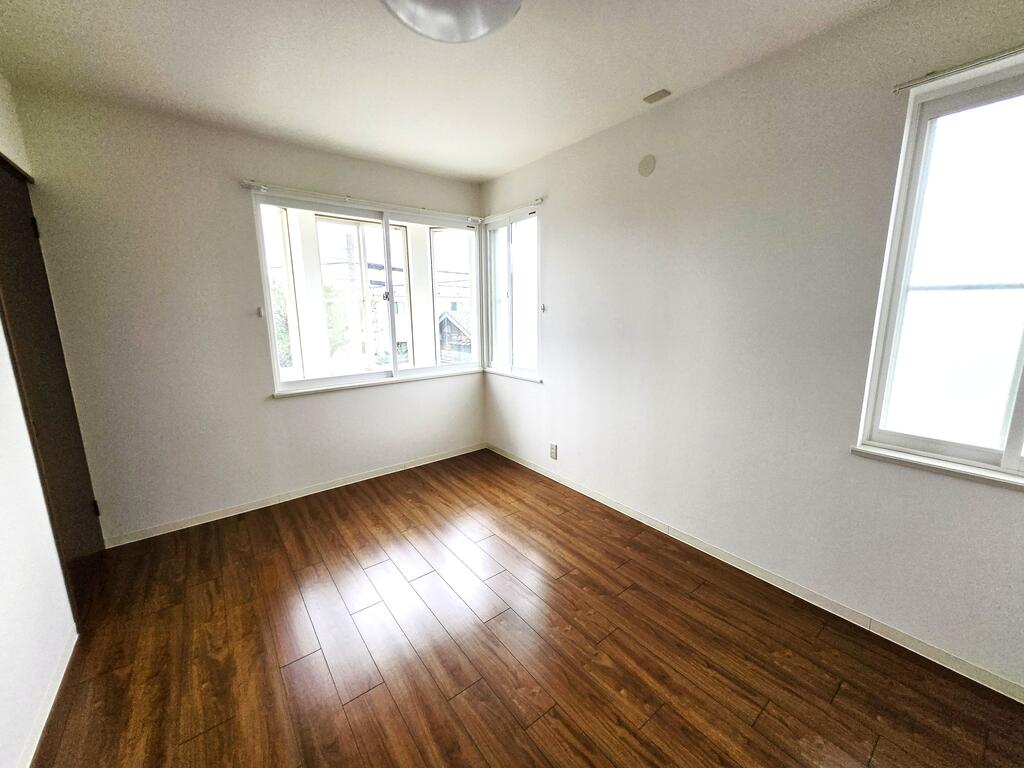 その他部屋・スペース　道路側の個室6帖、とても明るいです！