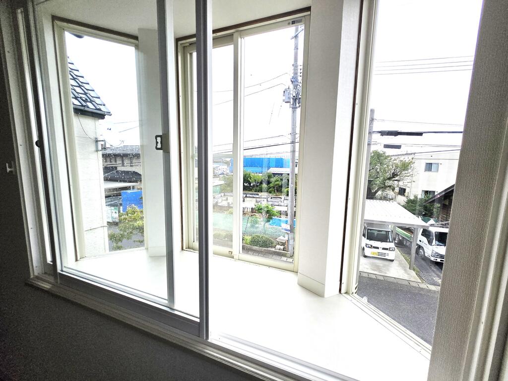 その他設備　2重サッシになっている出窓　お花等飾ってください