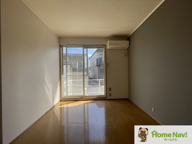 居室・リビング　エアコン付。　インターネットが無料で使えます。