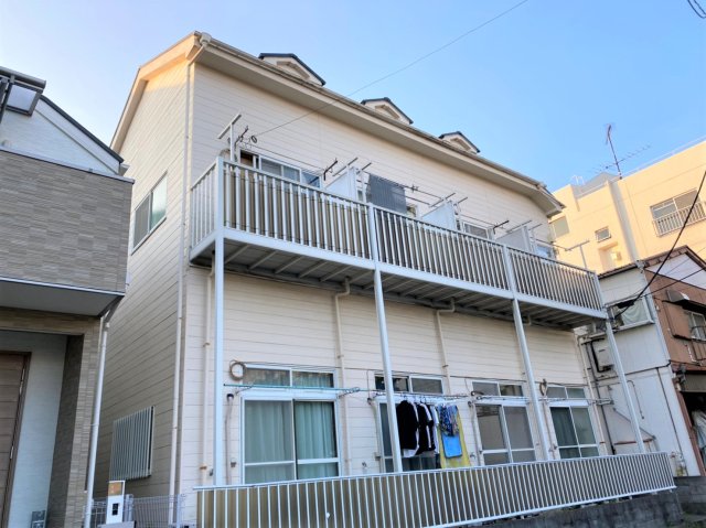 横浜市神奈川区西神奈川のアパートの建物外観
