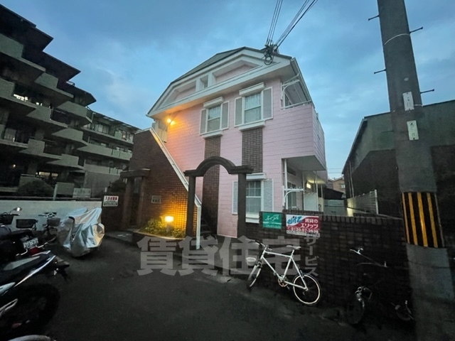 京都市右京区嵯峨中山町のアパートの建物外観