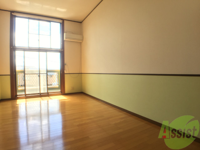 居室・リビング　日当たりも良く明るい部屋でいい部屋ですよね。