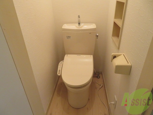 トイレ　トイレは温水洗浄便座になります。清潔につかえて良いですね。