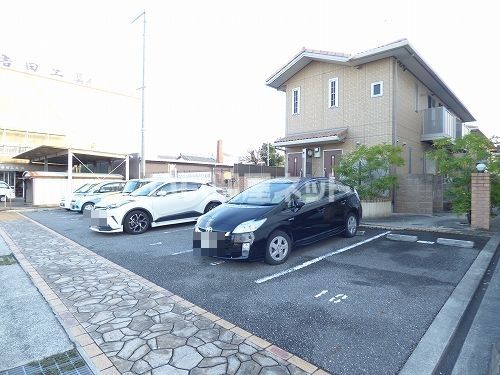 【小野市本町のアパートの駐車場】