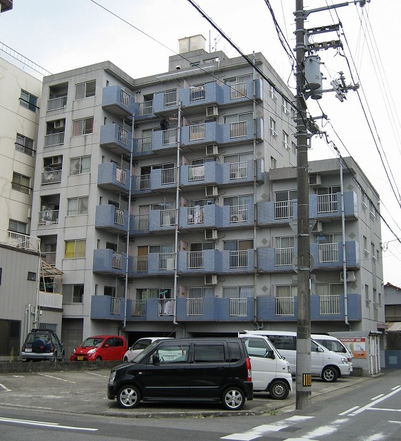 徳島市佐古三番町のマンションの建物外観