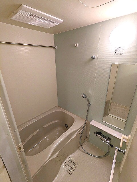 バス・シャワールーム　追焚オートバス、浴室換気乾燥機、ワイドシャワーヘッド