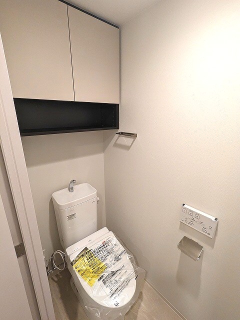 トイレ　洗面室と独立した温水洗浄便座