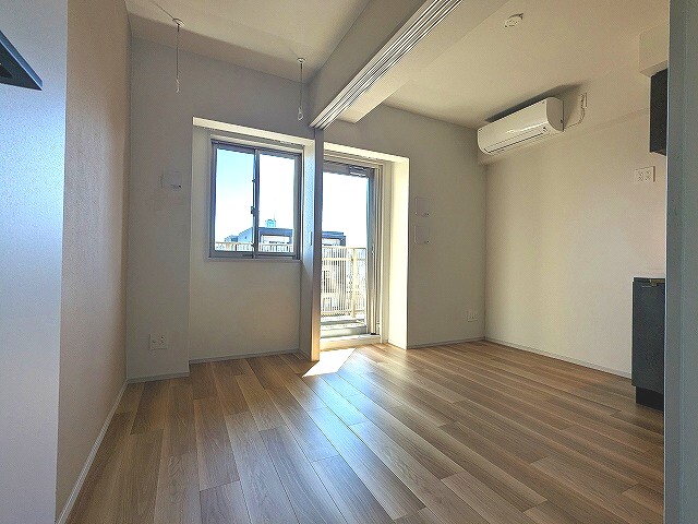 居室・リビング　南向きの室内です、取り外し可能な室内物干し設備付きです