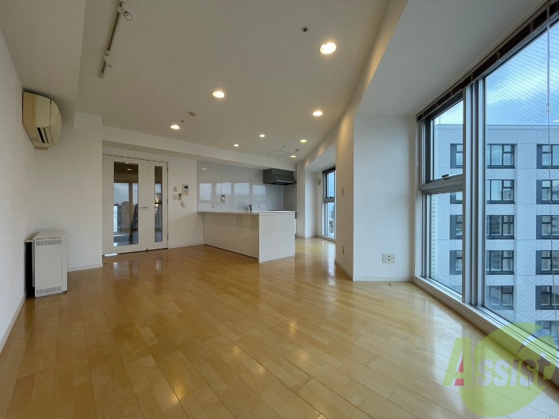 居室・リビング　リビングです。窓が大きくて明るいですね！