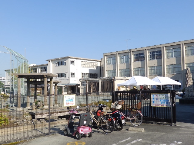 【松阪市大黒田町のアパートの小学校】