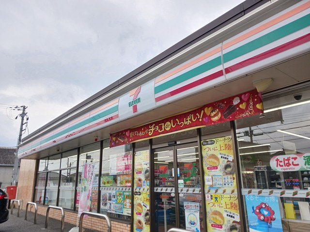 コンビニ　セブンイレブン（コンビニ）まで930m