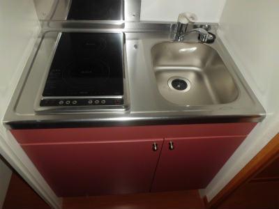 キッチン　ステンレスの輝きが美しい、電気コンロ付ミニキッチン。