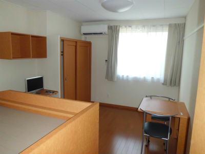 居室・リビング　明るい色合いの居室です。